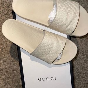 barely used Gucci flip flops